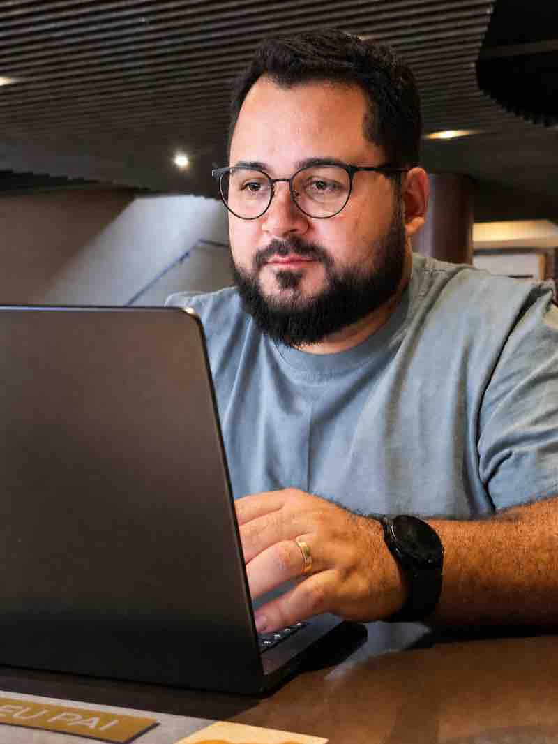 Bruno trabalhando em estratégia digital